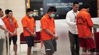Para pelaku melancarkan aksinya lewat media sosial. Modusnya dengan menawarkan kendaraan mobil murah yang dilakukan pelelangan.