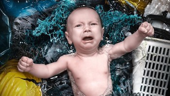 Bahan-bahan yang digunakan semuanya berasal dari berbagai sampah plastik yang dikumpulkan para penjaga pantai. Foto: Staudinger + Franke