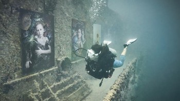 Setelahnya foto akan dikeringkan kembali dan dipamerkan di darat. Foto: Staudinger + Franke