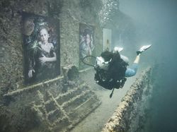 Potret Manusia dan Sampah Laut