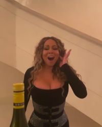 Bukan Dengan Tendangan, Ini 'bottlecapchallenge' Versi Mariah Carey 
