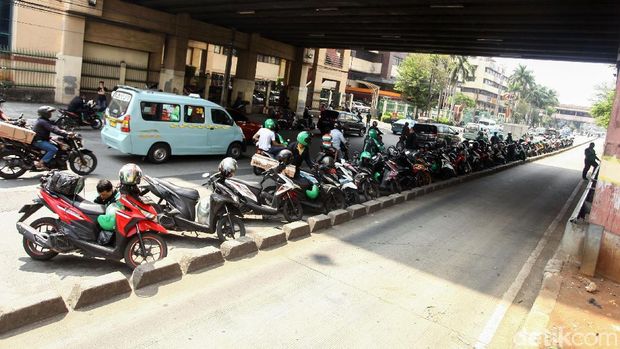 Ojol parkir sembarangan