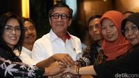 Baiq Nuril Maknun bersama Menteri Hukum dan HAM Yasonna H Laoly memberikan keterangan pers usai mengadakan pertemuan di gedung Kemenkum HAM, Jakarta, Senin (8/7/2019).