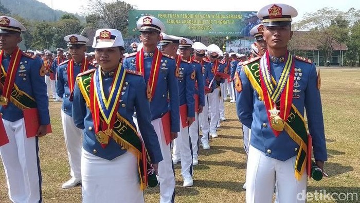 Penerima penghargaan Adhi Makayasa diraih Sermatutar Fajar Muhammad Al Farouk dan Anindya Wiratawan Sermtutar Dewi Okta Pusparini di Akmil Magelang, (8/7/2019).