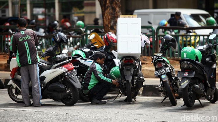 Sejumlah motor milik ojek online parkir sembarangan di Jalan Mangga Dua Raya, Jakarta. Senin (8/7/2019). Mereka parkir untuk sekedar mengambil barang di dalam mal hingga menunggu orderan.