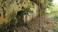 Bangunan ini dibuat sekitar tahun 1912-1918 dan masih kokoh meski sudah tak utuh lagi. Benteng ini berhadapan dengan rel kereta Bandung-Sukabumi yang ada di lembahnya. (Yudha Maulana/detikcom)