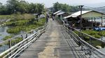 Aduh! Lewat Jembatan Apung Ini Harus Bayar Lho..