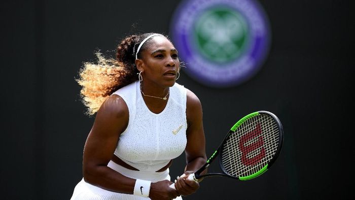 Serena Williams didenda Rp 141 juta karena merusak salah satu lapangan di Wimbledon (Foto: Shaun Botterill/Getty Images)