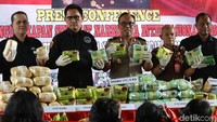 Direktorat Narkoba Bareskrim Polri mengungkap kasus peredaran narkotika jenis sabu jaringan internasional di Mabes Polri, Jalan Trunojoyo, Jakarta Selatan, Selasa (9/7/2019).