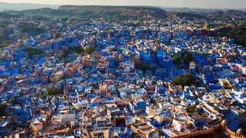 Pemandangan memukau Kota Jodhpur di India. Kota ini dijuluki sebagai Kota Biru karena warna tersebut nampak menghiasi dinding hingga atap bangunan di kota itu. K M Asad/Getty Images.