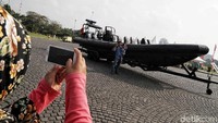 Tak sedikit kendaraan milik polisi yang terparkir di kawasan Monas menjadi sasaran foto para pengunjung yang berwisata ke salah satu monumen ikonik di Jakarta tersebut.
