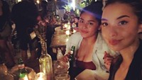 Berada di Bali, Manohara tidak melewatkan kafe modern yang biasa dijadikan tempat hang out. Ia terlihat datang bersama salah seorang temannya. Foto: Instagram manodelia