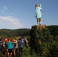 Inilah Ibu Negara AS Melania Trump dalam wujud patung kayu yang dipajang di sebuah desa bernama Rozno, Slovenia. Desa tersebut berada tak jauh dari kampung halaman Melania, Sevnica. (Foto: REUTERS/Borut Zivulovic)