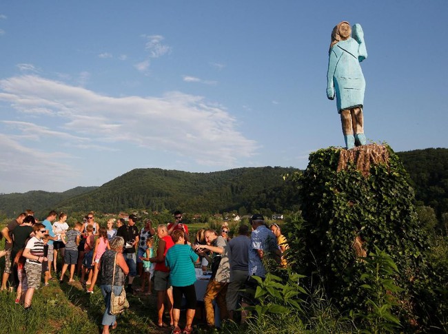 Inilah Ibu Negara AS Melania Trump dalam wujud patung kayu yang dipajang di sebuah desa bernama Rozno, Slovenia. Desa tersebut berada tak jauh dari kampung halaman Melania, Sevnica. (Foto: REUTERS/Borut Zivulovic)