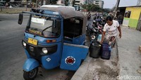 Sebagian warga harus ke jalan raya untuk menunggu penjual air bersih melintas.