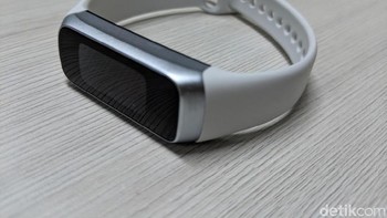 Smartband ini punya sertifikasi standar militer MIL-STD-810G . Foto: Adi Fida Rahman/detikINET