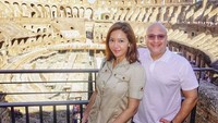Bersama suaminya Irwan Musry di Colosseum, Roma, Italia. (maiaestiantyreal/Instagram)