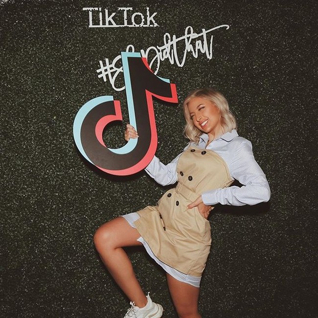 Rozana juga didapuk sebagai brand dari aplikasi Tik Tok dengan username modelroz. Foto: instagram @model_roz