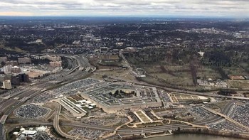 Pemandangan Gedung Pentagon di Arlington, Virginia dekat Washington D.C, Amerika Serikat. Gedung yang menaungi Kementerian Pertahanan Amerika ini dibangun secara khusus dan memiliki sistem keamanan tercanggih sekaligus terketat di dunia lho. Daniel Slim/ AFP/Getty Images.