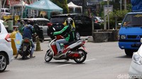 Aksi ini pun sesungguhnya melanggar lalu lintas, namun kurangnya pengawasan membuat sejumlah pengendara tak takut untuk melawan arus lalu lintas.