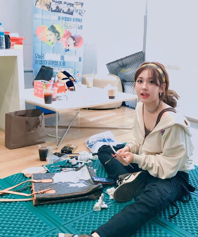 So Mi membuat gambar Unicorn di atas Louis Vuitton cokelat dengan monogram LV itu. Louis vuitton X Unicorn, By SOMI, tulisnya pada keterangan foto. Foto: Instagram @somsomi0309