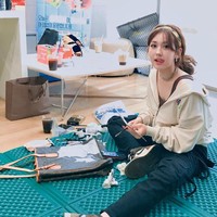 So Mi membuat gambar Unicorn di atas Louis Vuitton cokelat dengan monogram LV itu. Louis vuitton X Unicorn, By SOMI, tulisnya pada keterangan foto. Foto: Instagram @somsomi0309