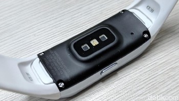 Sementara di bagian belakang terdapat sensor detak jantung. Foto: Adi Fida Rahman/detikINET