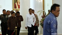 Hal yang akan dibantu oleh pemerintah pusat, kata Mantan Gubernur DKI Jakarta ini adalah di sektor industri yang berorientasi ekspor dan sektor pariwisata.