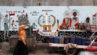 Para pedagang beristirahat sejenak usai berkeliling menjual air bersih.