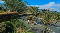 Memasuki musim kemarau petani setempat lebih memilih menggunakan kincir air dibandingkan alat pompa air karena biaya yang lebih efisien dengan jumlah tiga kincir air bisa mengairi lahan pesawahan 3-4 hektar. Antara Foto/Adeng Bustomi.
