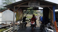 Jembatan apung ini dikelola oleh swasta. Tak ayal, ada retribusi untuk biaya perawatan jembatan. Untuk pejalan kaki dikenakan tarif Rp 2 ribu dan pemotor Rp 5 ribu sekali melintas.