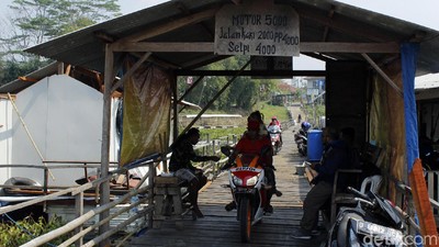 Aduh! Lewat Jembatan Apung Ini Harus Bayar Lho..
