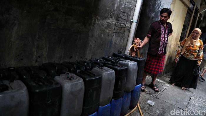 Warga mencuci pakaian di depan rumahnya di Kawasan Muara Baru, Jakarta Utara,Selasa (9/7). Warga mengaku, kebutuhan air mereka tidak pernah terpenuhi sepanjang tahun.  Air PAM tidak mengalir di daerahnya, untuk memenuhi kebutuhan air sehari-hari, warga harus membeli ke pedagang air bersih yang ada di depan gang.