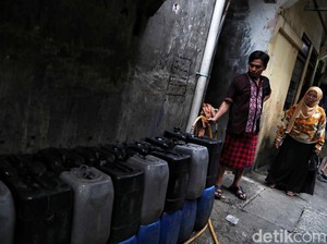 Sulit Akses Air Bersih, Warga Terpaksa Cuci Baju Pakai Air Amis