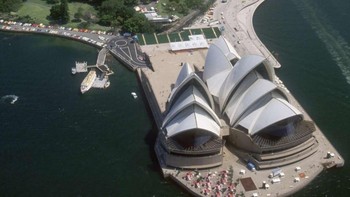 Salah satu bangunan paling terkenal dan khas abad ke-20 yaitu Sydney Opera House yang berada di Australia. Sygma/Getty Images.