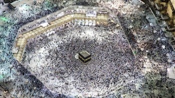 Potret dari udara jutaan umat Islam yang mengitari Kakbah saat melakukan ibadah Haji dan Umroh menjadi salah satu pemandangan paling menakjubkan. Bandar Aldandani/Getty Images.