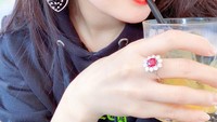 Selfie sambil minum segelas es jeruk, Liu tetap terlihat manis. Tak heran ia berhasil terpilih memerankan karakter Mulan. Foto: Instagram @liuyifeibar