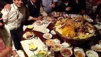 Wah, Aji nikmati makan malam istimewa di Arab Saudi! Ia disuguhi nasi briyani dengan daging domba ukuran besar. Foto: Instagram ifalatas