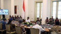 Jokowi, Ganjar, dan beberapa menteri kabinet kerja membahas pertumbuhan ekonomi Provinsi Jawa Tengah dalam ratas mengenai percepatan pembangunan Provinsi Jawa Tengah.