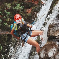 Selain menjadi model dan influencer, Rozana punya hobi yang memacu adrenalin yaitu panjat tebing di derasnya air terjun. Foto: instagram @model_roz
