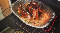 Ketika Thanksgiving pun Aji ikut membuat sajian kalkun istimewa. Berupa kalkun panggang dengan pelengkap sayuran. Foto: Instagram ifalatas