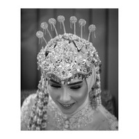 Hijab tak menjadi penghalang untuk tetap memesona dengan siger di hari pernikahan untuk pengantin yang menerapkan adat Sunda di hari bahagianya. Seperti penampilan kakak Iqbaal Ramadhan ini. Tampak siger dan bunga melati menyatu sebagai hiasan hijabnya. Foto: Instagram @iqbaal.e, Instagram @danikadaviscamakeup