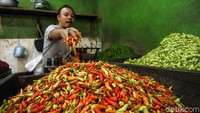 Menariknya, meski harga cabai mengalami kenaikan, masih banyak saja para pembeli yang memburu cabai-cabai tersebut sebagai penyedap makanan. Terlebih cabai jadi salah satu bahan makanan favorit masyarakat Indonesia.