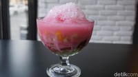 Puas menyantap bakso, kami membilas rongga mulut dengan semangkuk Es Campur. Es dengan berbagai isian mulai jelly, melon dan nangka ini semakin nikmat dengan tambahan susu kental manis dan kucuran sirup merah. Sluuuurp! Es campur jadi pilihan minuman sekaligus menu penutup yang tepat.  Foto: Devi S. Lestari/detikFood