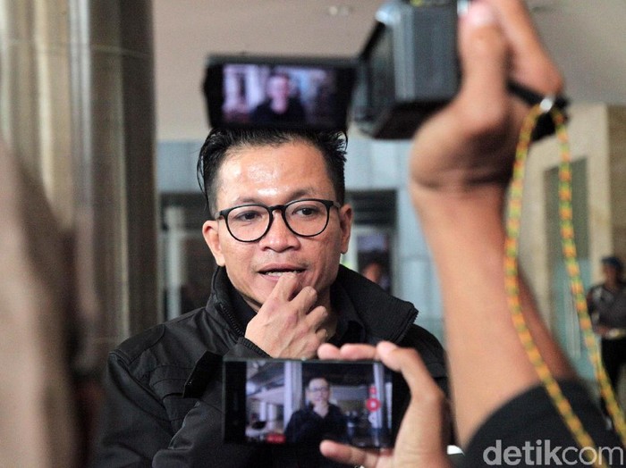 Direktur Amnesty International Indonesia Usman Hamid menyambangi Mapolda Metro Jaya, Selasa (9/7/2019). Usman menemui Kapolda metro Jaya Irjen Gatot Eddy Pramono untuk membahas hasil temuan dalam kerusuhan 22 Mei 2019.