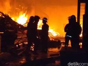 Pabrik Pengolahan Kayu di Sidoarjo Terbakar, 7 Mobil PMK Dikerahkan