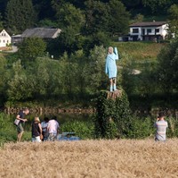 Kritikan juga menghiasi media sosial. Aku tak mampu berkata-kata. Apakah ini sebuah lelucon atau sebuah ekspresi seni untuk merayakan sosoknya, kicau seorang netizen di Twitter. (Foto: REUTERS/Borut Zivulovic)