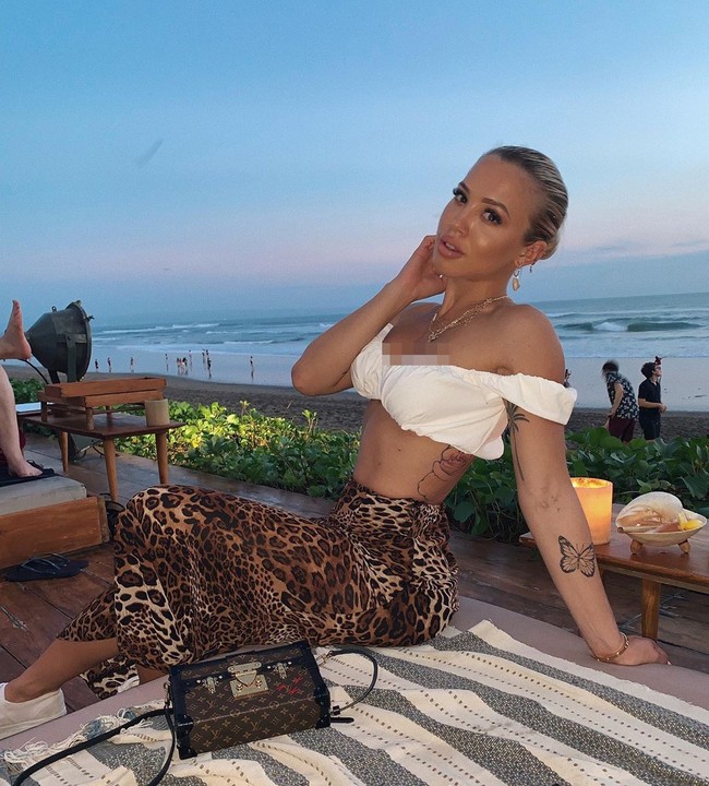 Tammy Hembrow dikenal sebagai influencer yang pengikutnya di Instagram lebih dari 9,6 juta. Tammy berlibur di Bali sejak akhir pekan lalu. Dari berbagai unggahannya di Instagram terlihat Tammy sering berpose memakai bikini di pinggir kolam renang. Foto: Instagram