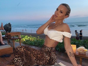 Liburan di Bali, Selebgram Dinyinyirin karena Pakai Bikini Transparan