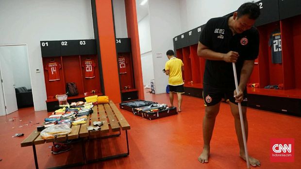 Dua kitman Persija Jakarta menyiapkan ruang ganti tim jelang melawan Persib Bandung.